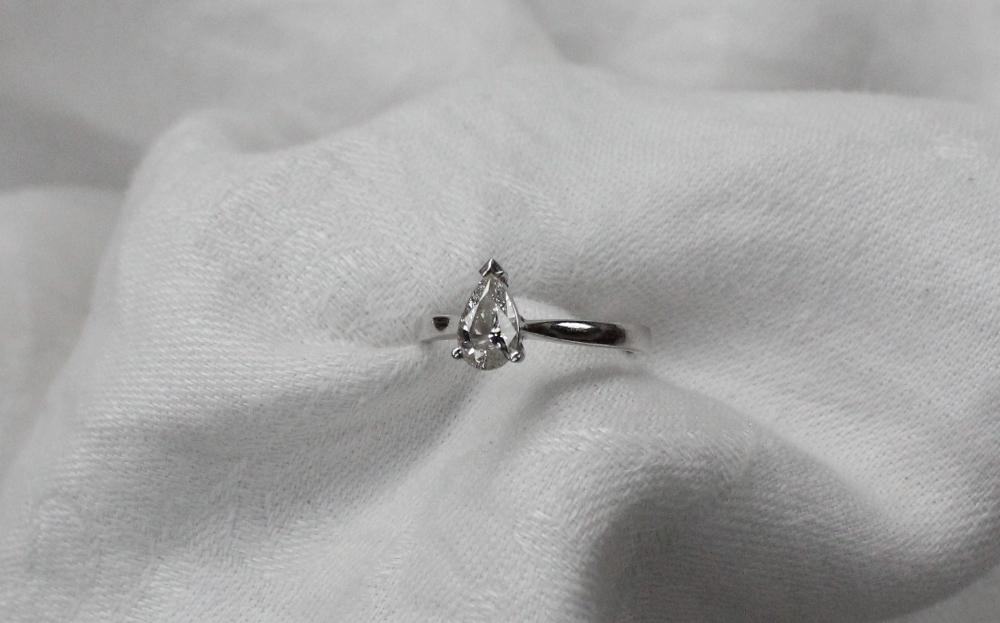 A pear shaped diamond ring, - Image 4 of 4