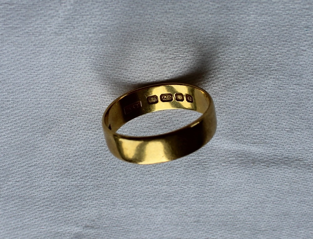 A 22ct gold wedding band,