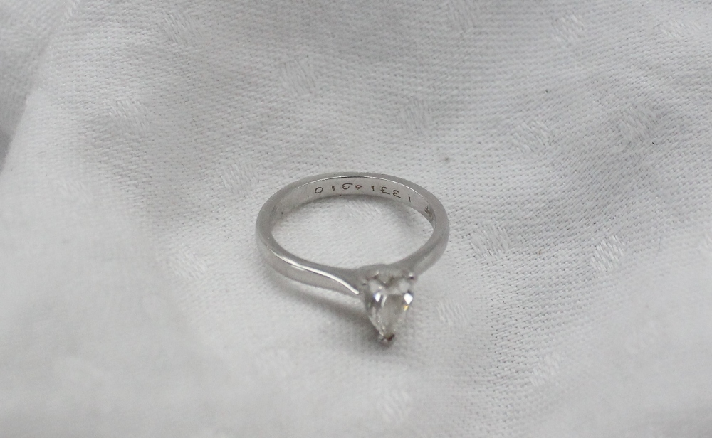 A pear shaped diamond ring, - Image 2 of 4