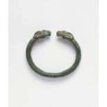 BRACELET AUX CAPRIDÉS EN BRONZE, LURISTAN, 7e-6e SIÈCLE AV. J.C. Bracelet ovale, ouvert et terminé à