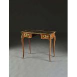 TABLE À ÉCRIRE DU DÉBUT DE L'ÉPOQUE LOUIS XV En merisier, ornementation de bronze ciselé et verni,