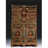 CABINET À DEUX CORPS D'ÉPOQUE LOUIS XIV, VERS 1680 En placage d'ébène, amarante, palissandre,