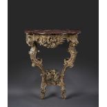 CONSOLE D'ÉPOQUE LOUIS XV En chêne sculpté et doré, dessus de marbre rance, la ceinture ornée au