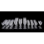 PARTIE DE SERVICE DE VERRES En cristal de Bohème taillé, comprenant 12 verres à vin rouge, 11 verres