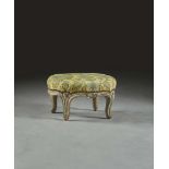 TABOURET DE PIED D'ÉPOQUE LOUIS XV En bois sculpté et laqué gris, garniture de tapisserie au gros