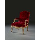 FAUTEUIL D'ÉPOQUE RÉGENCE En bois doré et sculpté, la ceinture à décor d'un cartouche asymmetrique