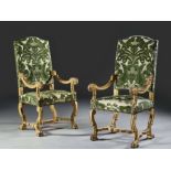 PAIRE DE FAUTEUILS D'APPARAT D'ÉPOQUE LOUIS XIV, VERS 1680 En bois sculpté et doré, les accotoirs en