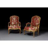 PAIRE DE FAUTEUILS À LA REINE À CHÂSSIS D'ÉPOQUE LOUIS XV Estampille de Claude-Louis BurgatEn bois