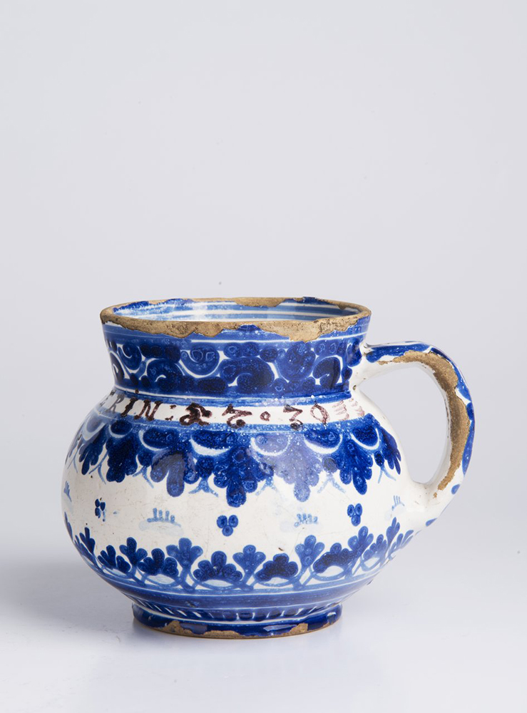 A SMALL PITCHER 10,5 cm Faïence, white glaze, painted in grand feu colors. Small pitcher with a - Image 2 of 5