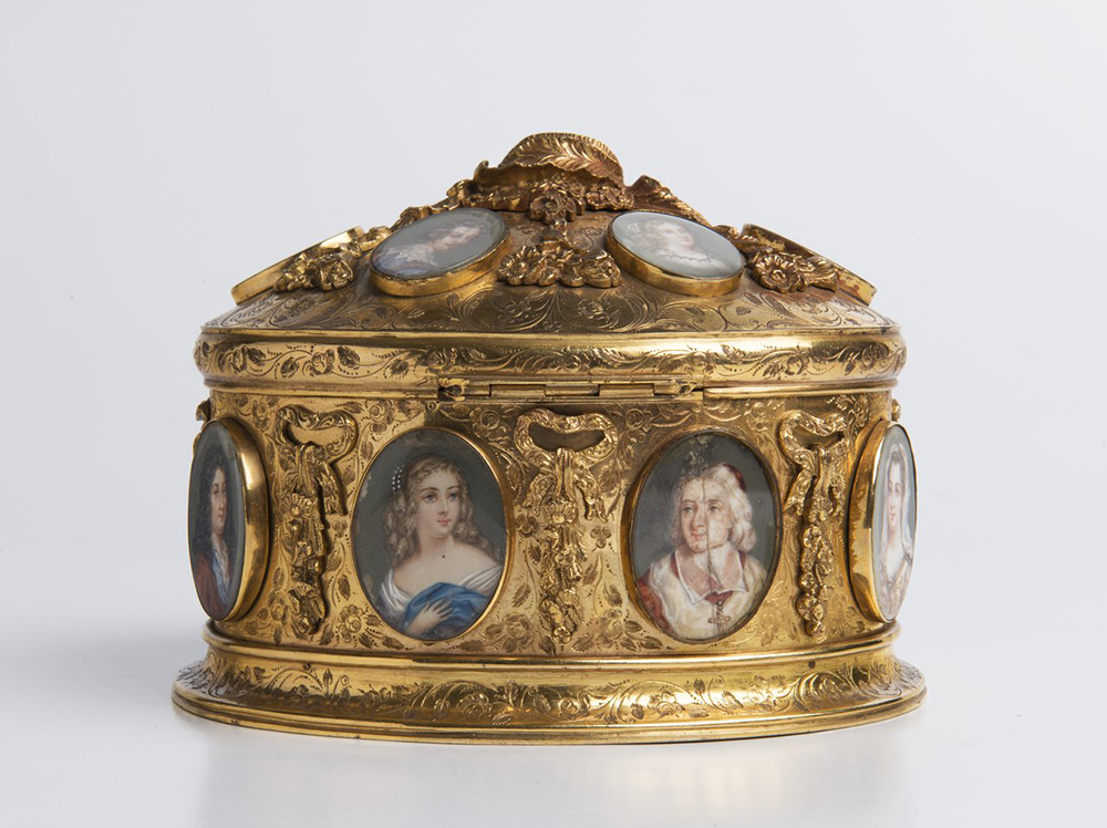 A BOX WITH MINIATURES Around 1840; France 11,5x15x13 cm Gilt brass, gouache painting on ivory,