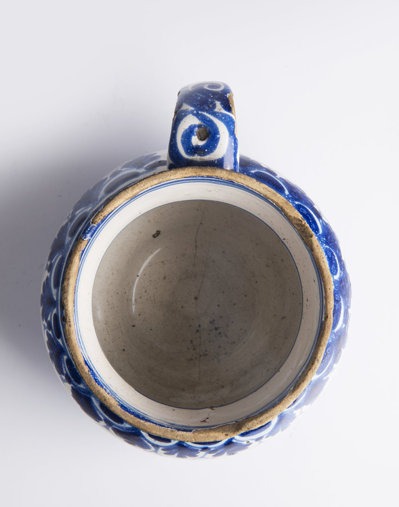 A SMALL PITCHER 10,5 cm Faïence, white glaze, painted in grand feu colors. Small pitcher with a - Image 4 of 5