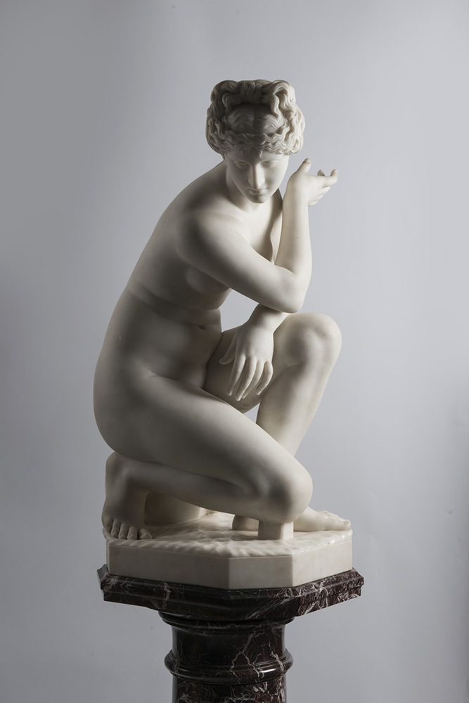 F. PAPUCCI: CROUCHING VENUS Second half of 19th century; Italy 89 cm Carrara marble. Signed on - Image 4 of 5