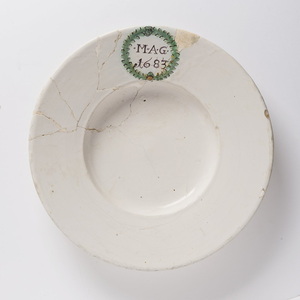 A HABAN PLATE Diameter: 32 cm white glaze, painted in grand feu colors. Diameter: 32 cm Shallow