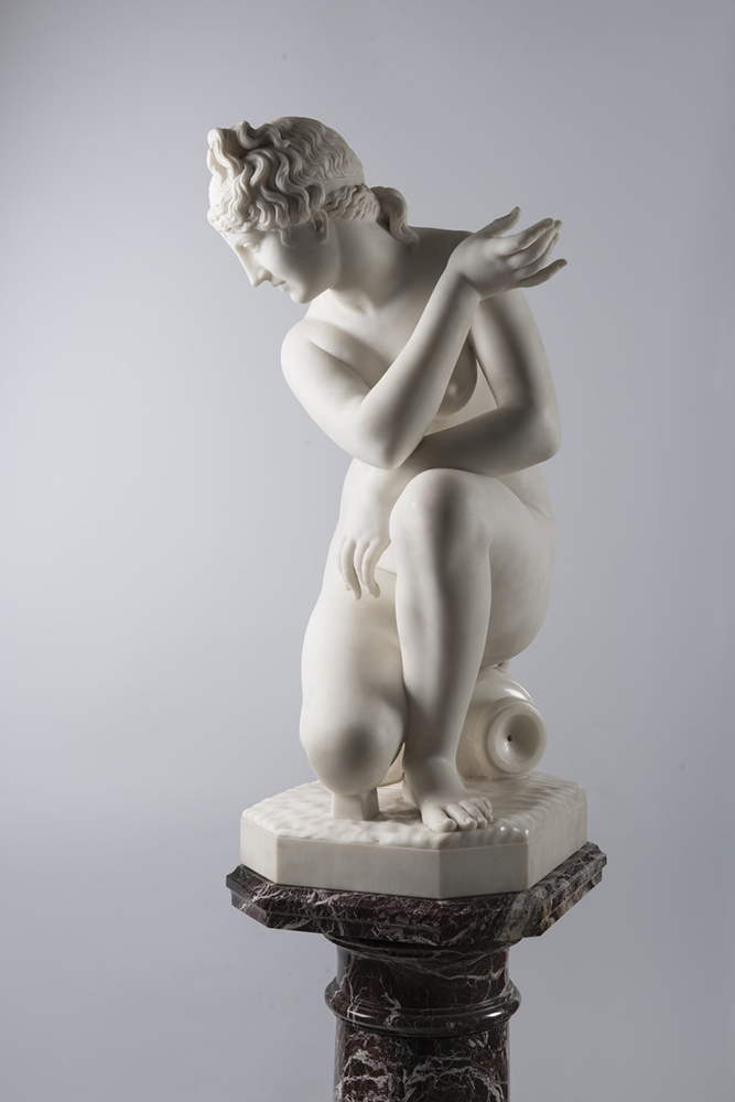 F. PAPUCCI: CROUCHING VENUS Second half of 19th century; Italy 89 cm Carrara marble. Signed on - Image 2 of 5