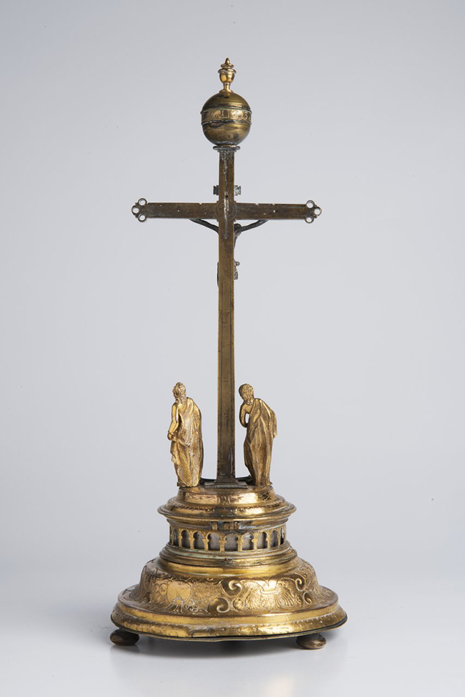 A CRUCIFIXION CLOCK 17th-18th century; Germany 39 cm Gold- and silver-plated brass. Rising from - Image 2 of 3