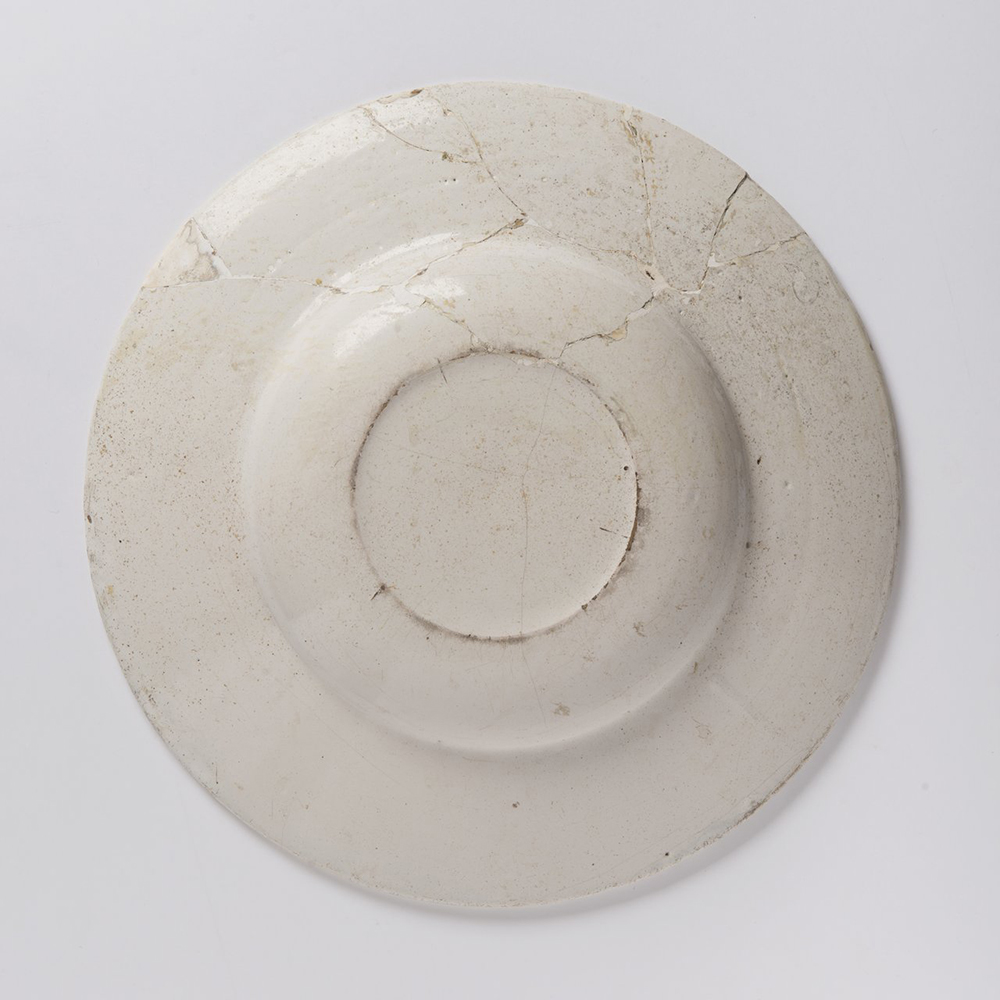 A HABAN PLATE Diameter: 32 cm white glaze, painted in grand feu colors. Diameter: 32 cm Shallow - Image 2 of 2