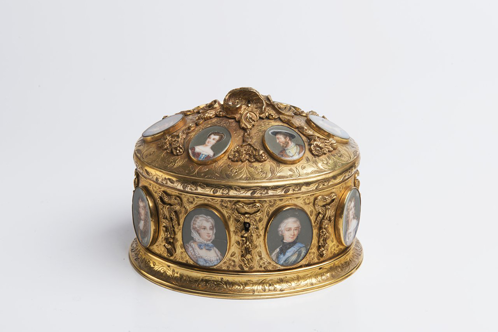A BOX WITH MINIATURES Around 1840; France 11,5x15x13 cm Gilt brass, gouache painting on ivory, - Image 2 of 4