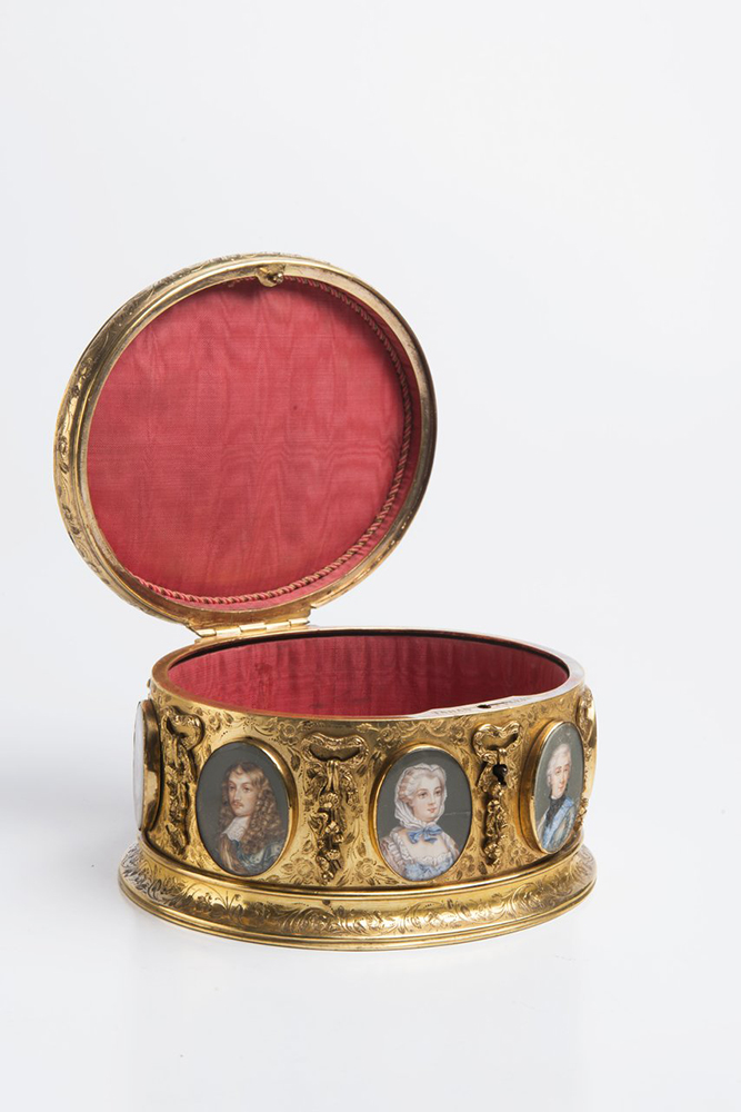 A BOX WITH MINIATURES Around 1840; France 11,5x15x13 cm Gilt brass, gouache painting on ivory, - Image 3 of 4