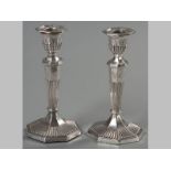 A PAIR OF EDWARDIAN SILVER CANDLESTICKS, LONDON 1903, JOSHUA VANDER, removable hexagonal wax pans,