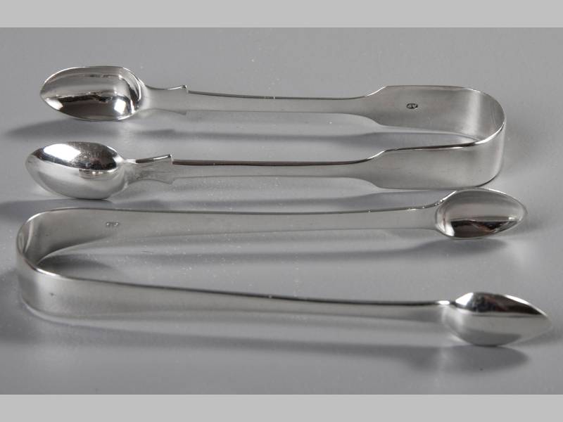 A PAIR OF WILLIAM IV SILVER SUGAR TONGS, LONDON 1836, ABRAHAM PORTAL, fiddle pattern, together