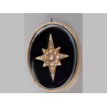 A 9CT YELLOW GOLD, ONYX AND SEED PEARL BROOCH, of oval form, centre starburst set with seed