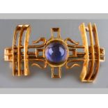 AN ARTS AND CRAFTS 18CT YELLOW GOLD AND AMETHYST BROOCH, central cabochon amethyst set in vertical