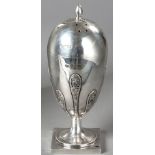 AN EDWARDIAN SILVER SUGAR SHAKER, LONDON 1903, G & S CO. LTD., pierced removable top with flame form