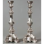 A PAIR OF CONTINENTAL .925STD SILVER CANDLESTICKS, segmented stem embossed with multiple vacant