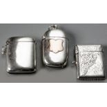 AN EDWARDIAN SILVER VESTA CASE, BIRMINGHAM 1903, A.C., hinged top, engraved with scrolls and