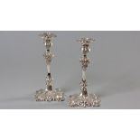 A PAIR OF EDWARDIAN SILVER CANDLESTICKS, SHEFFIELD, 1905, WALKER AND HALL, removable drip tray