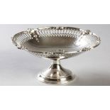 A GEORGE V SILVER PEDESTAL BOWL, BIRMINGHAM 1823, MAPPIN & WEBB, serpentine with embossed shell