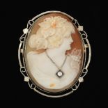 Ladies' Vintage Coral Cameo en Habille