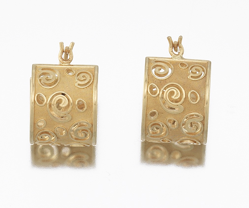 A Pair of Gold Scroll Huggie Earrings - Image 3 of 6