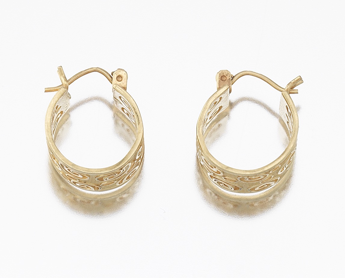 A Pair of Gold Scroll Huggie Earrings - Image 5 of 6