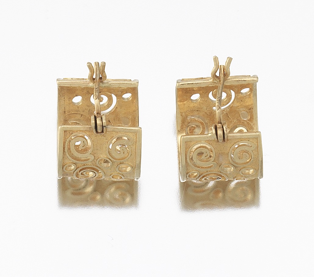 A Pair of Gold Scroll Huggie Earrings - Image 4 of 6