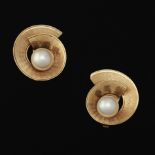 Ladies' Gold and Pearl Pair of Ear Clips