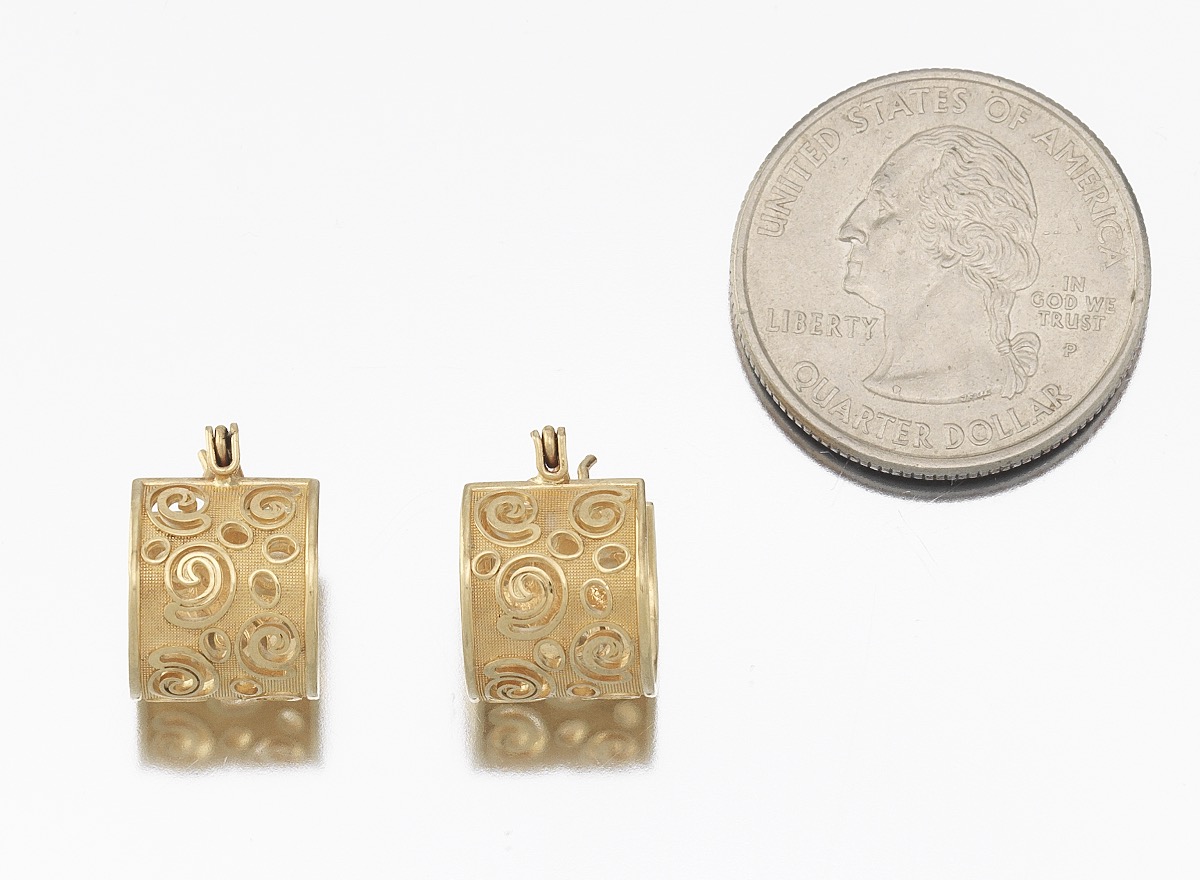 A Pair of Gold Scroll Huggie Earrings - Image 2 of 6