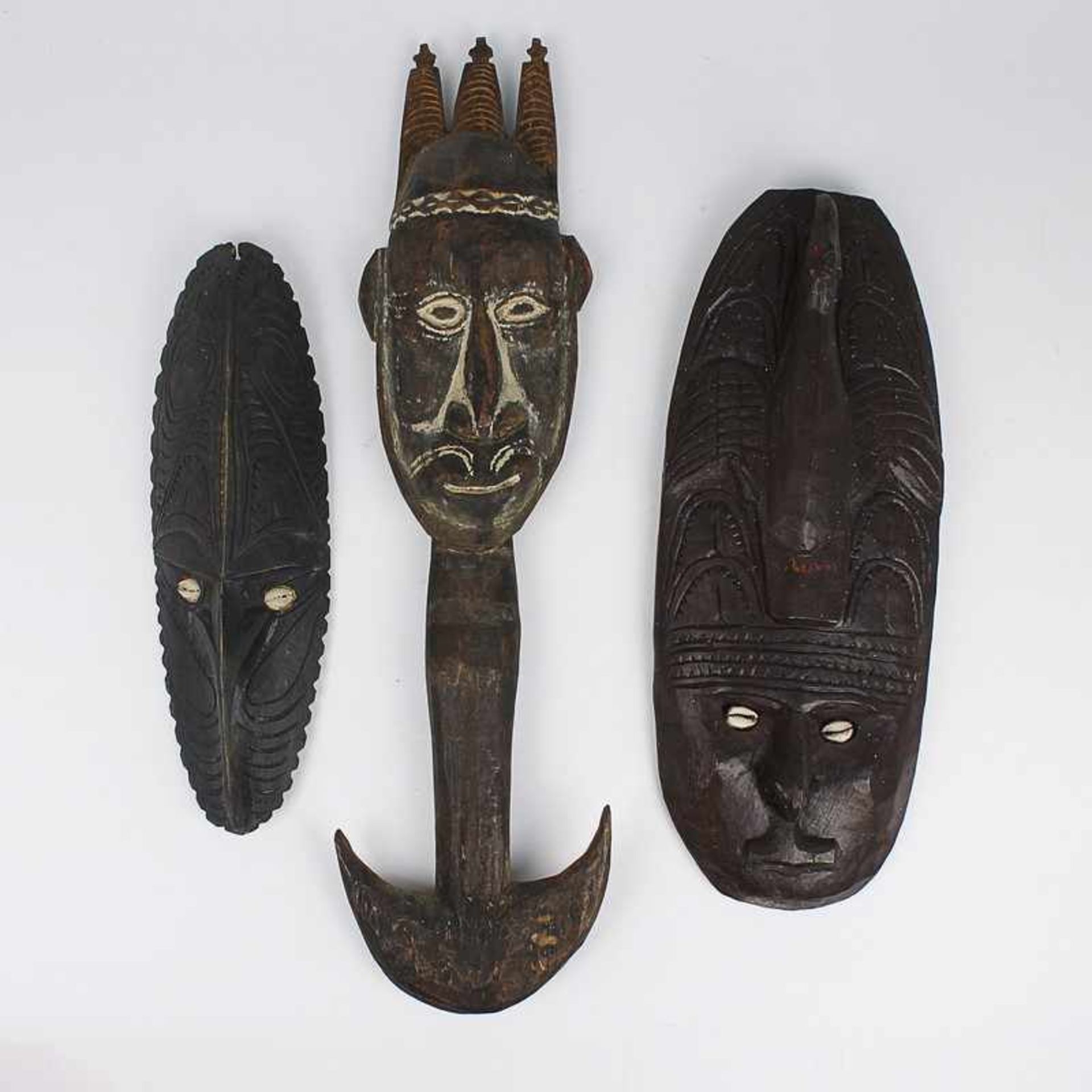 Masken - Papua Neuginea 3 St., plastische Holzschnitzereim versch. Formen u. Großen, stilisierte