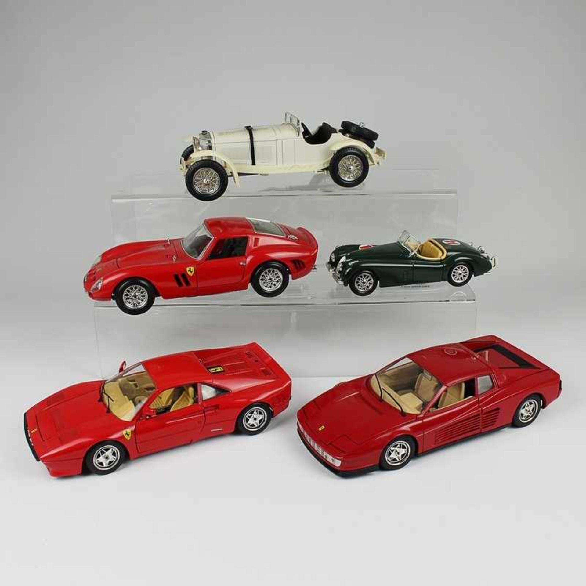 Burago - Modellautos 5 T., 3 Ferrari, 1948 Jaguar XK 12 Cabrio grün, 1931 Mercedes SSKL beige u.