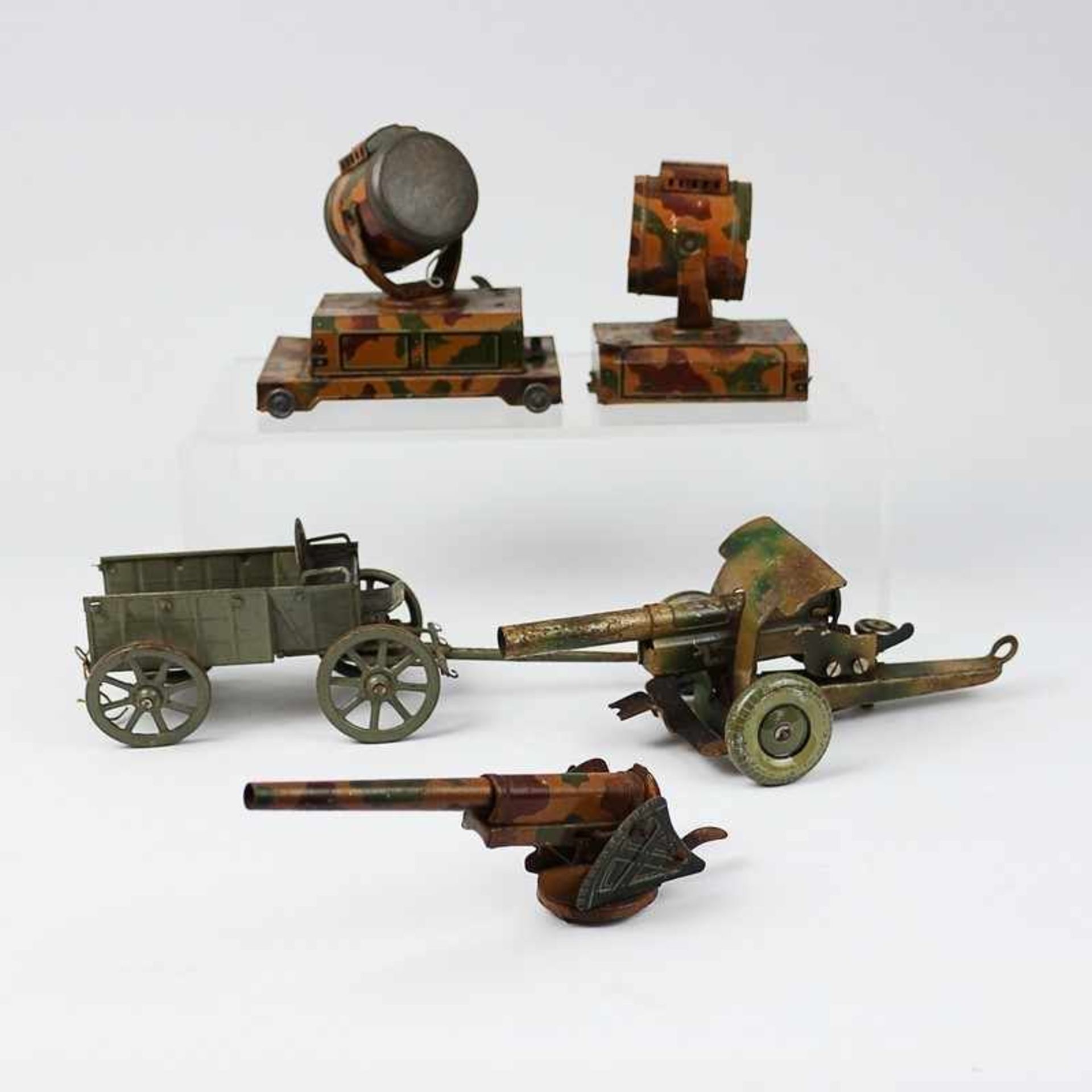 Blechspielzeug 5 T. Militaria, 3. Reich, 1x Fuhrwerk, 1x Scheinwerfer-Plattformwagen, 1x