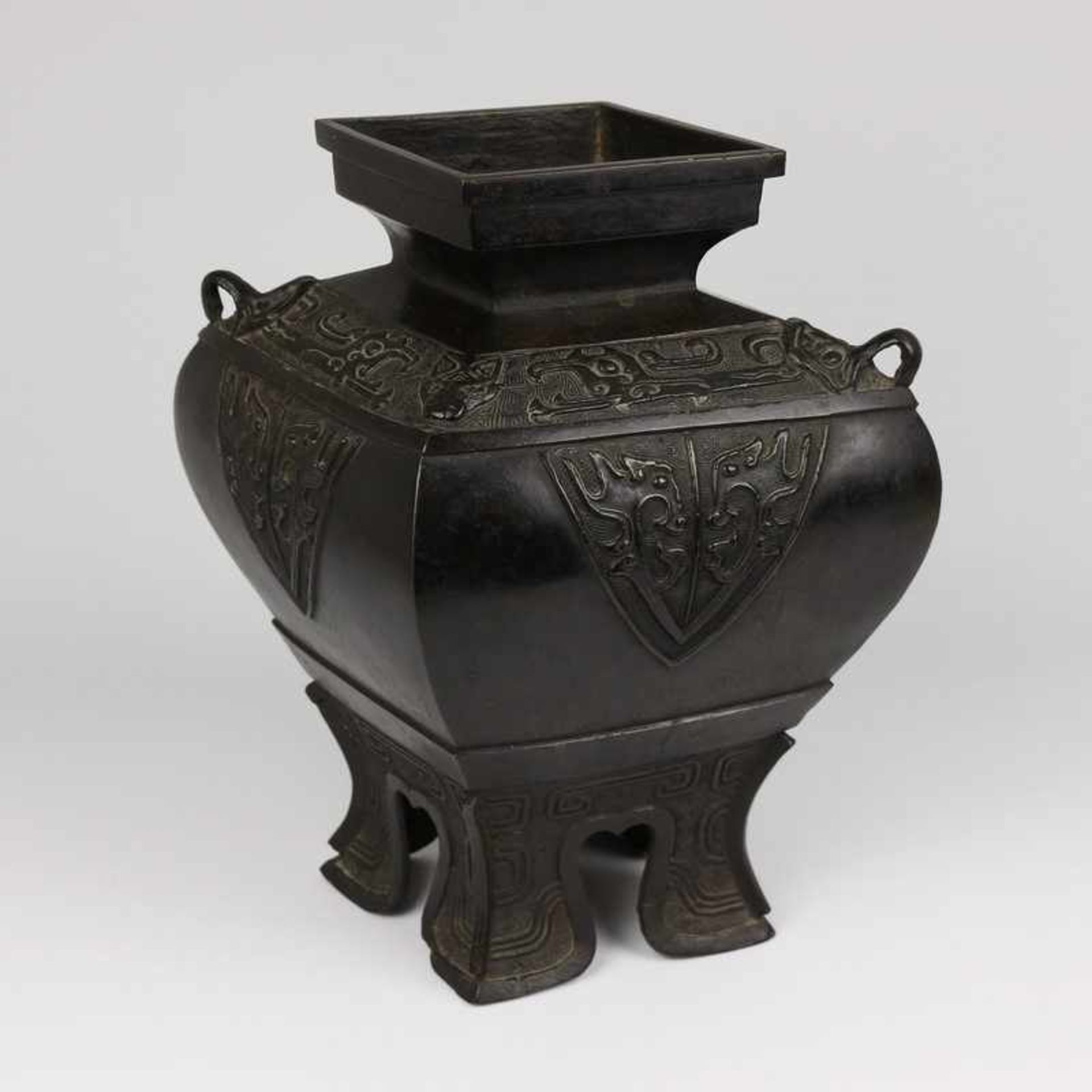 Vase - China 19.Jh., Bronze, patiniert, ungem., 4-füßiger Stand, m. geometrischen Rillendekor, - Bild 2 aus 2