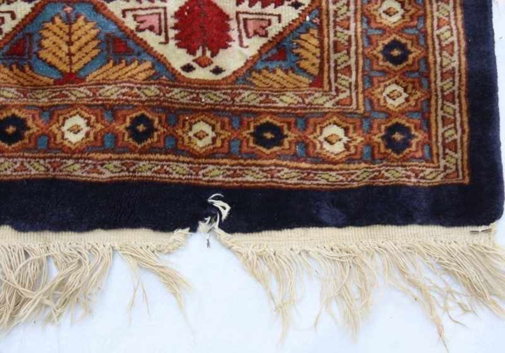 Orientteppich Türkei, Baumwolle/Wolle, handgeknüpft, schöner Lüster, kurzer Flor, dunkelblaues Feld, - Bild 3 aus 5