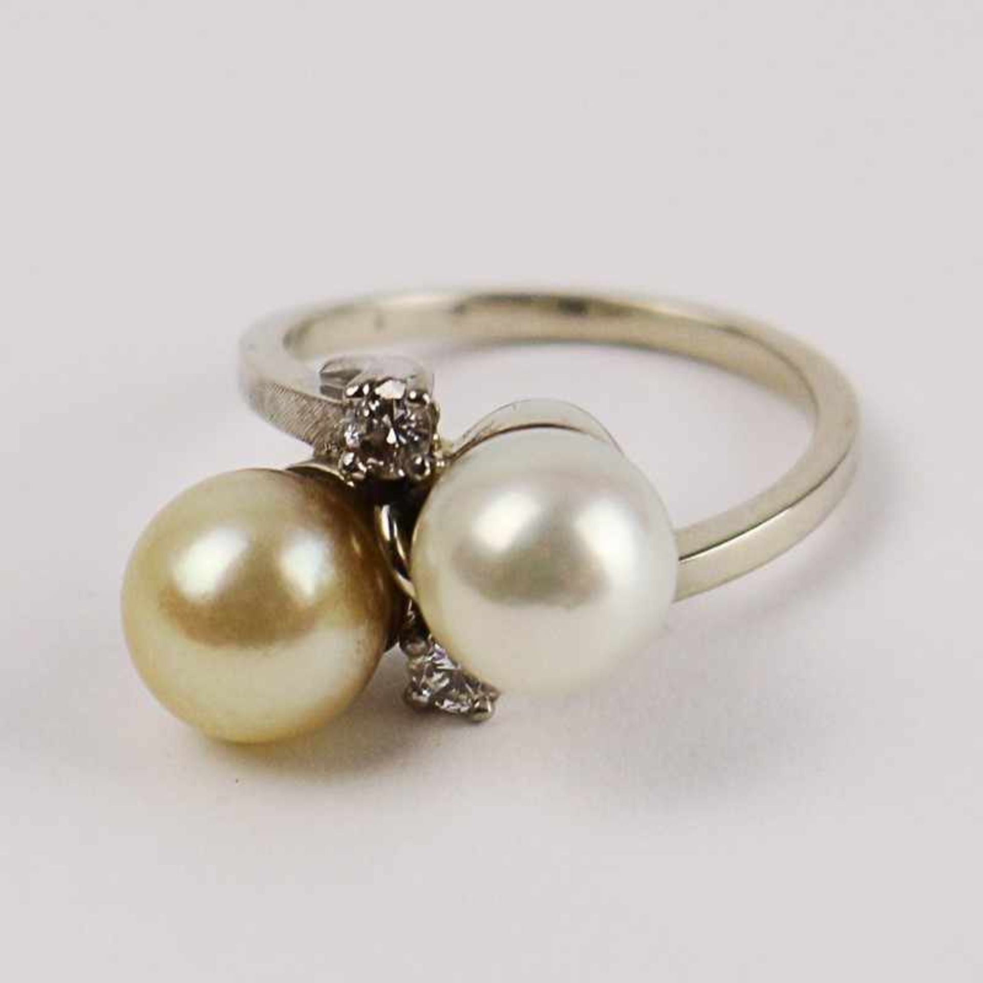 Brillant/Perlen - Damenring WG 585, Ringkopf besetzt mit 2 versch. farbenen Perlen, Dca.0,8cm, u.