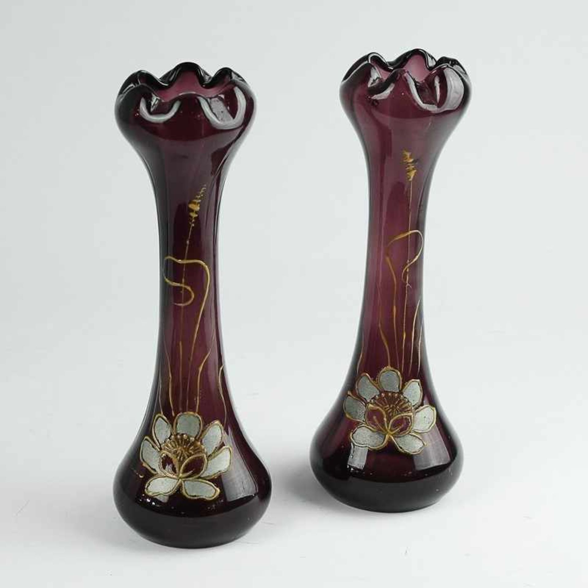 Vasen um 1900/10, Paar Jugendstil-Vasen, dunkelviolettes Glas, runder Stand, Bodenabriss,