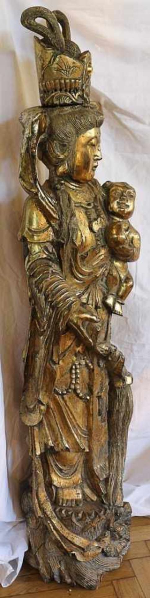 Große Holzfigur - China um 1900, Rosenholz, goldstaff., 2-teilig, vollplastische detailreiche - Bild 3 aus 8