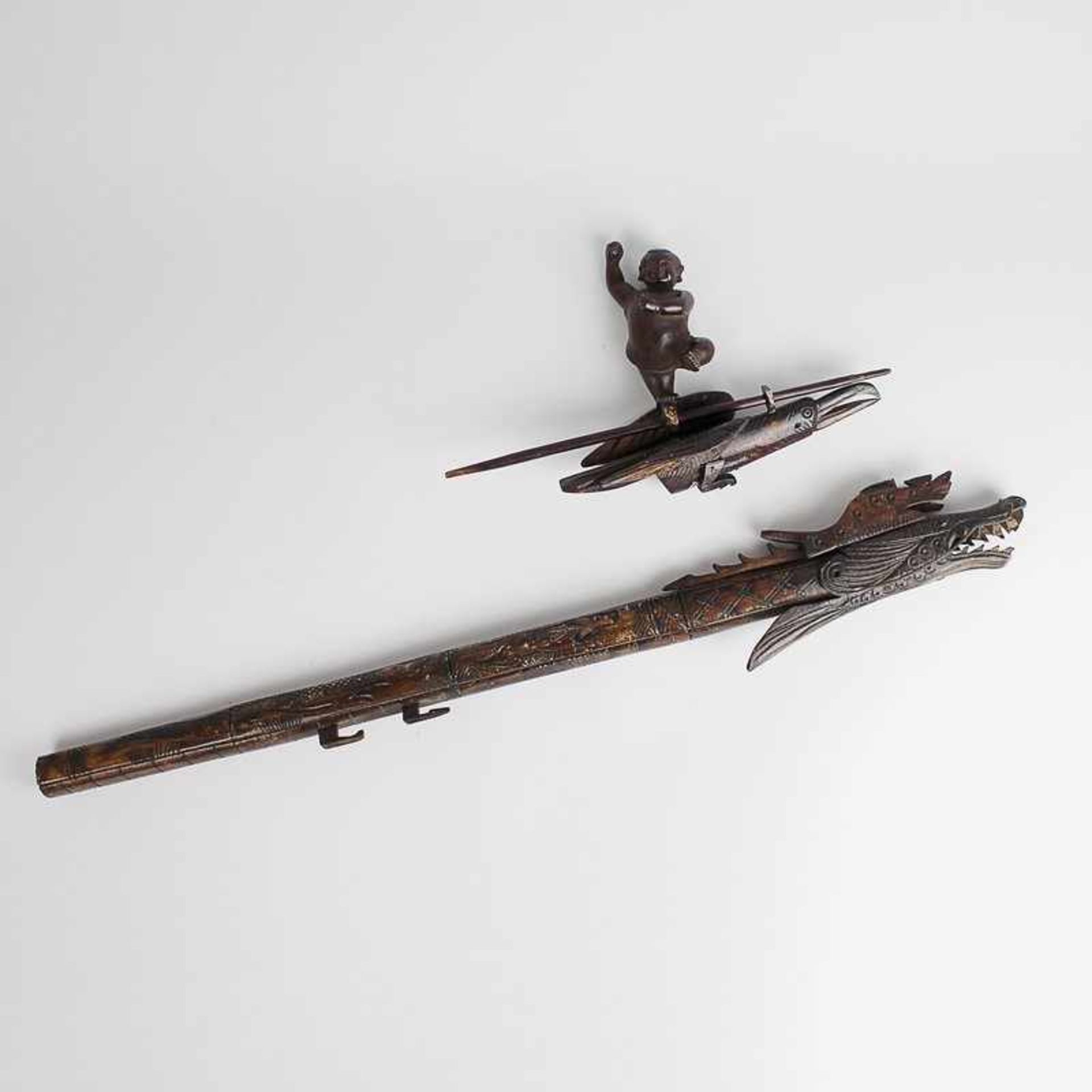 Holzschnitzerei 20.Jh., wohl Pfeiffe, geschnitzter Drachenkopf, versch. Motive, Teil lose, liegt