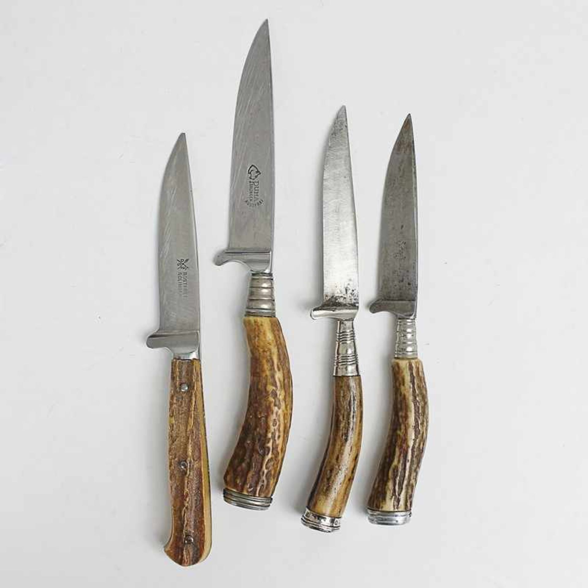 Messer 4 St., Stahl, Horngriffe, versch. Formen, m. Lederscheide, min. best., Alterssp.