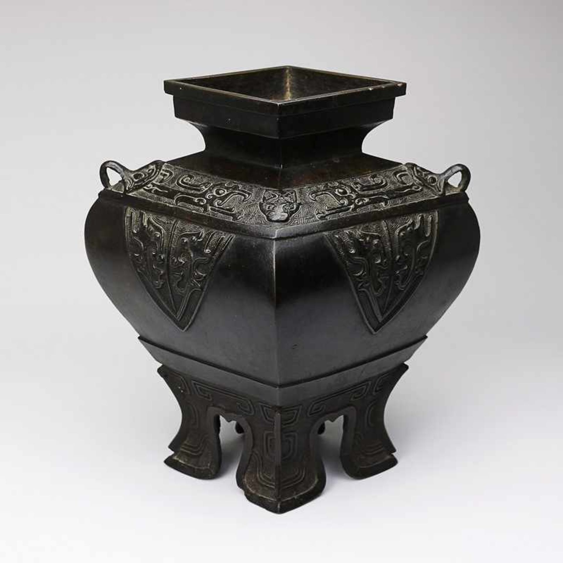 Vase - China 19.Jh., Bronze, patiniert, ungem., 4-füßiger Stand, m. geometrischen Rillendekor,