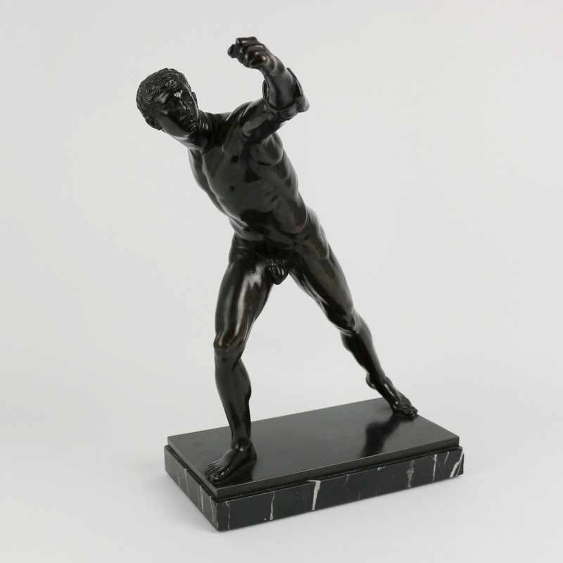 Bronzeplastik um 1910/20, patiniert, vollplastische Figur, Borghesischer Fechter, nach antikem