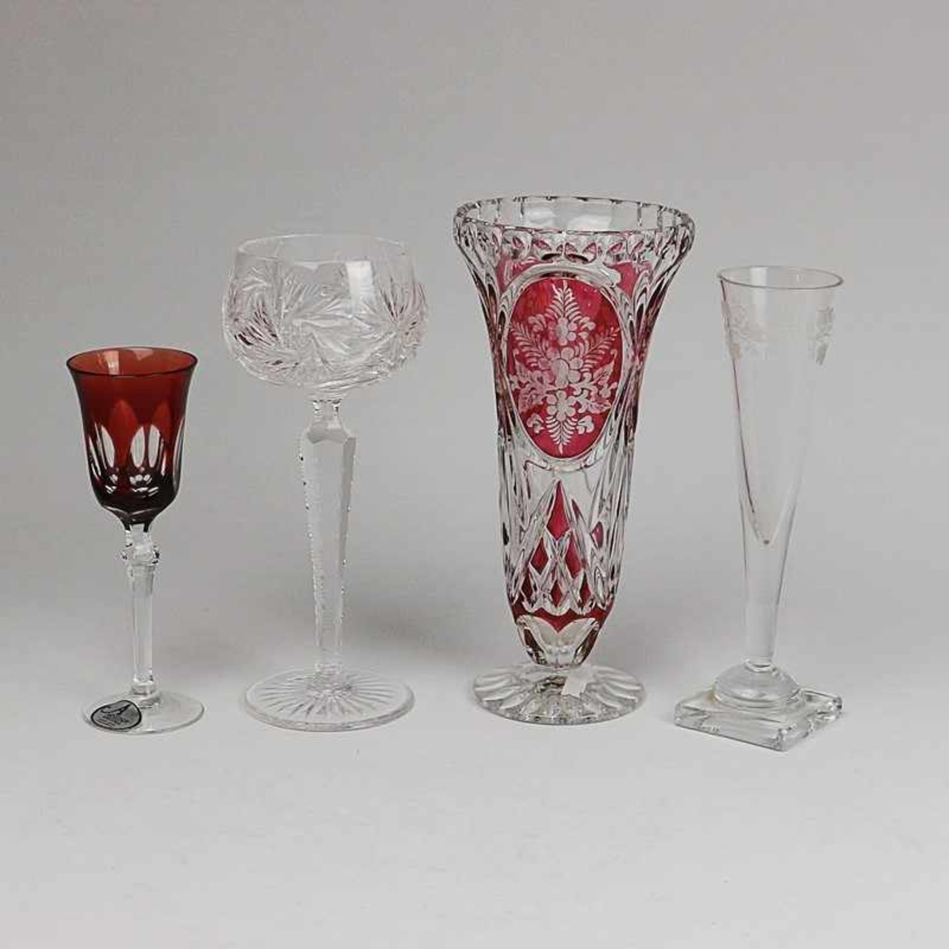 Konvolut 4 St., Likörglas, Römer, Vasen, untersch. Formen u. Größen, farbloses Glas, 2x rotfarben